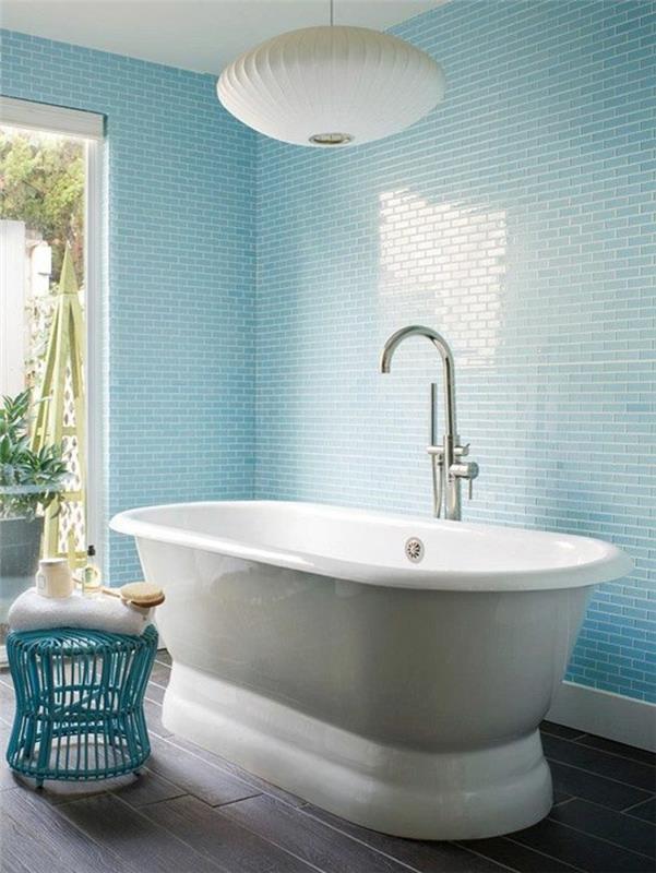 pinterest banyo, oval beyaz küvet, taupe renkli yer karoları, opak beyaz cam aydınlatma armatürü, pastel mavi duvar karoları