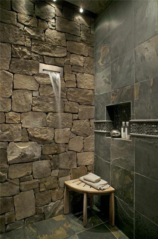 vonios idėjos, krioklio dušas akmens sienoje, taburetė, laikymo niša