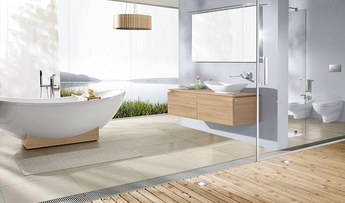 Pogled iz kopalnice je lahko veličasten, kot je ta, bela kopalnica, novice v notranjosti hiše ali stanovanja, leseni lestenec