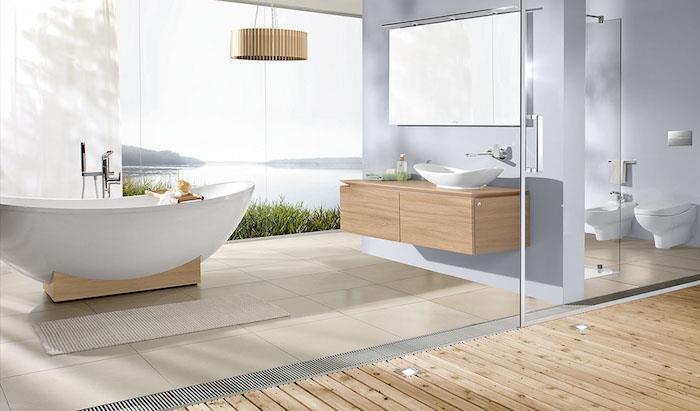 Banyodan manzara bunun gibi muhteşem olabilir, beyaz banyo, bir evin veya dairenin iç kısmındaki haberler, ahşap avize