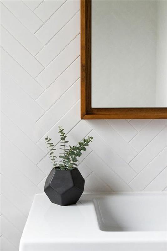 pinterest kopalnica, dekoracija majhne kopalnice, dekor kopalnice zen, beli umivalnik, ogledalo z okvirjem iz svetlega lesa, bele stenske ploščice imitacija parketa vgradne