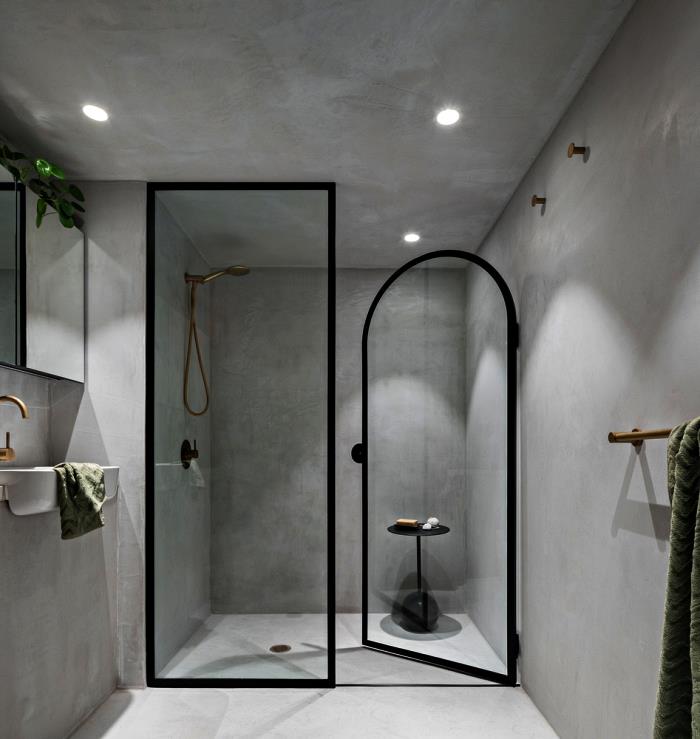 trendovska kopalnica iz voskanega betona z italijansko prho, ki se zlije z dekorjem, tuš kabina s stekleno streho