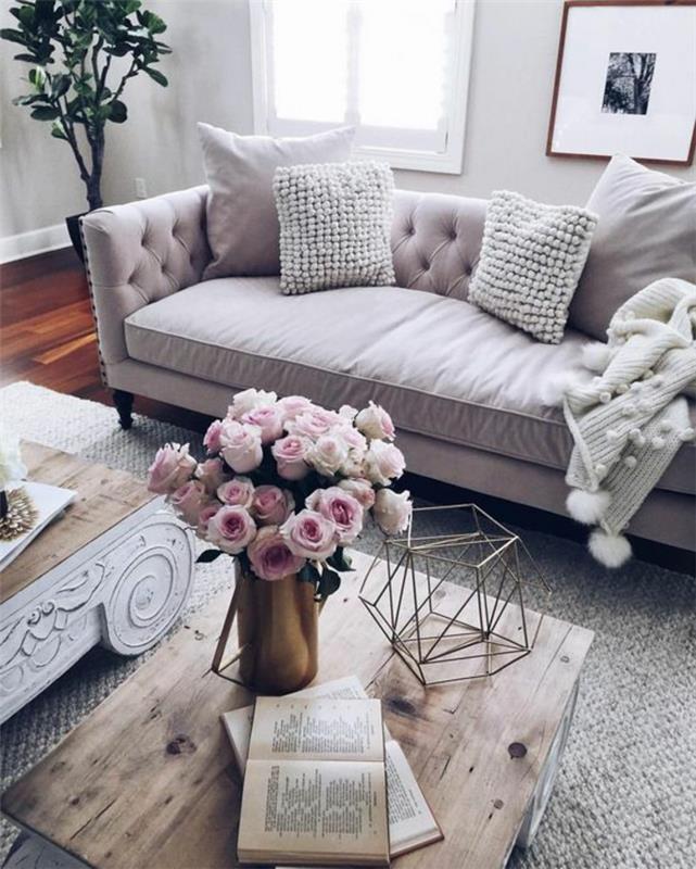 pilkos ir medinės svetainės idėja, neutrali atmosfera ir rožių puokštė, dekoratyvinės pagalvėlės, žalia mediena