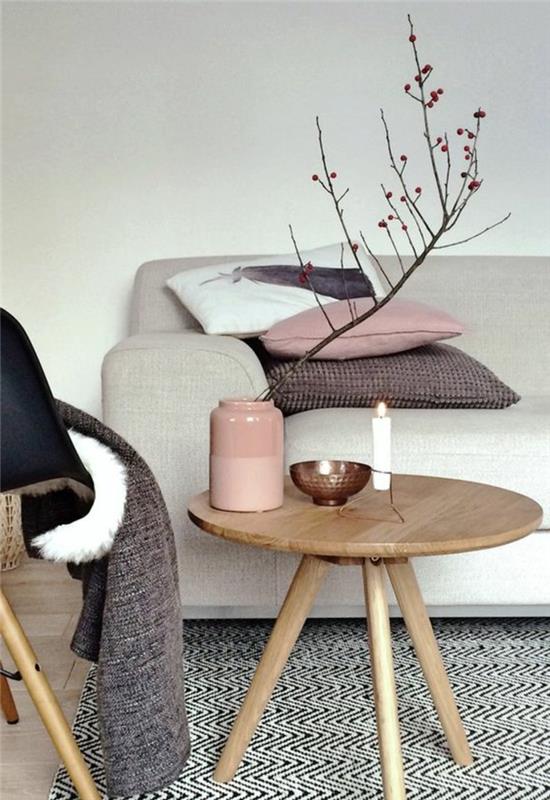svetainės idėja, kaimiškas stalas ant trijų kojų, moderni sofa, juodas ir baltas kilimas