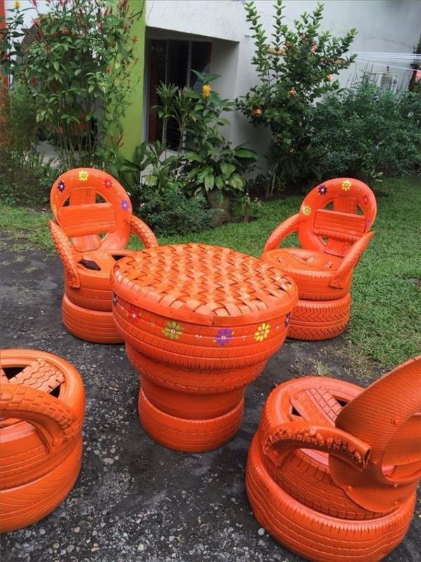originalno vrtno pohištvo z mizo in stoli v recikliranih pnevmatikah in prebarvano z oranžno barvo, ustvarjalna preusmeritev