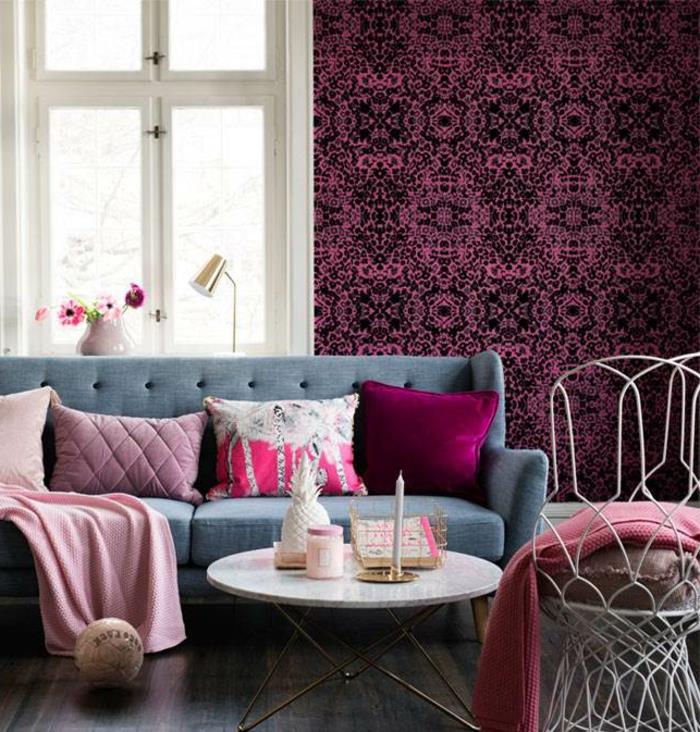 svetainės idėja, barokiniai tapetai, mėlyna sofa, rausvos spalvos pledas ir dekoratyvinės pagalvėlės, pilka kuokštinė sofa