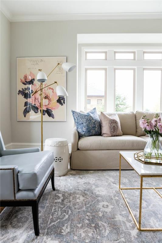 svetainės idėja, šviesiai pilkas kilimas, senovinė šviesiai mėlynos spalvos sofa, trijų atspalvių lempa