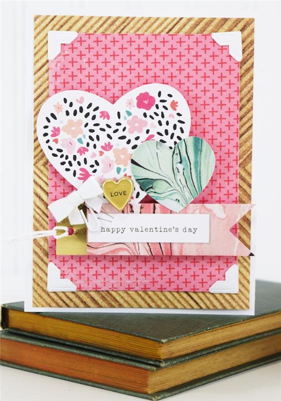 „Pasidaryk pats“ „scrapbooking“ kortelė spalvingos popierinės širdelės ant rožinio fono popieriaus, balta peteliškė dekoravimui