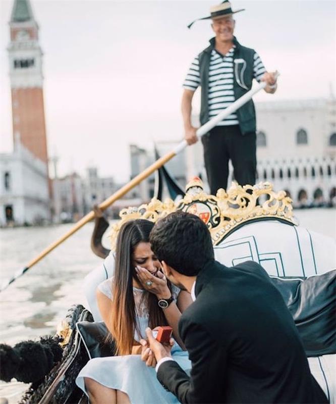 ideja za poroko presenečenja na gondoli v Veneciji, pot Grand Canale, romantično vzdušje, ženska v beli obleki in moški in črni obleki