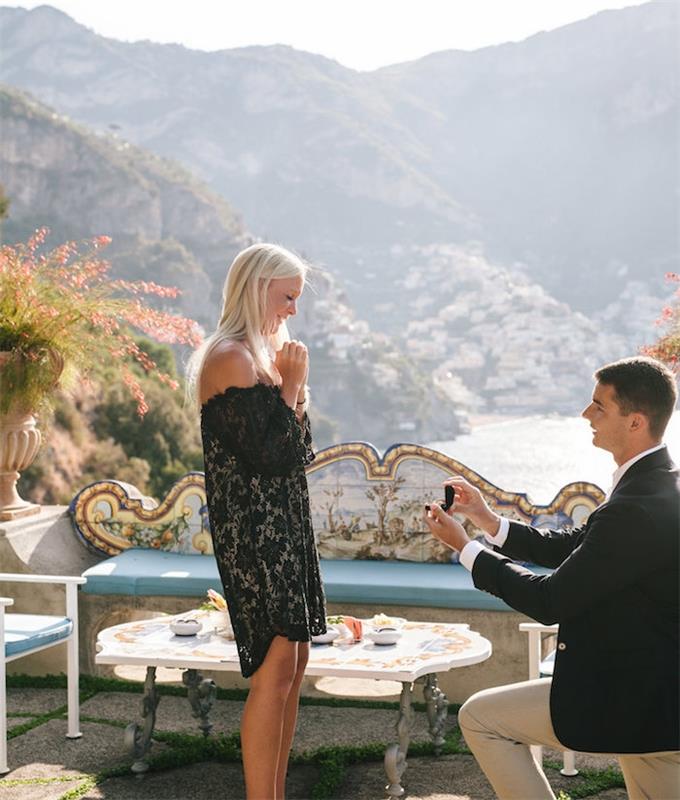 zamisel o poroki v otrcani elegantni kavarni s panoramskim razgledom na goro, jezero, žensko v črni obleki in dom v obleki