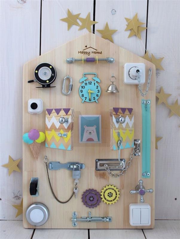 smulkiosios motorikos įgūdžių lenta, idėja sumontuoti žaislą Montessori vaiko kambaryje