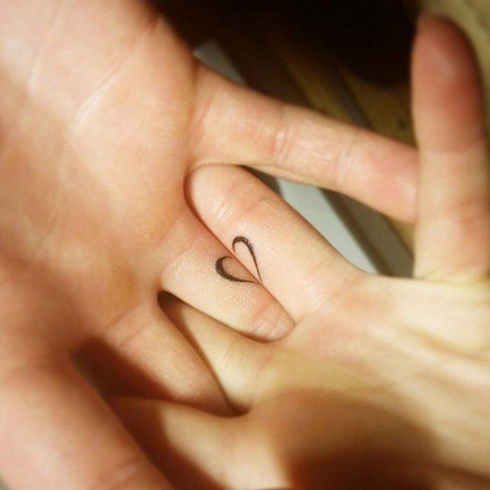 poros tatuiruotės idėja, vaizduojanti dvi širdies puses, kurios viena kitą papildo, piršto tatuiruotės idėja porai