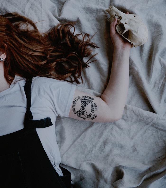 tetovaža notranje roke za žensko okostje v črno -belem gotskem slogu