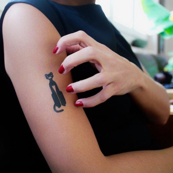 Juodosios panteros katės tatuiruotės idėja moteriai ranka laikina