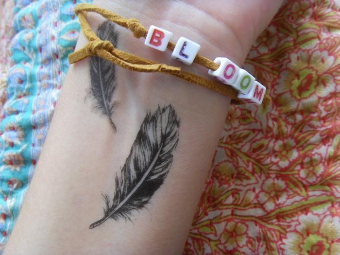 moters tatuiruotė, apyrankė su raidėmis moterims, tatuiruotė ant riešo su mažomis plunksnomis