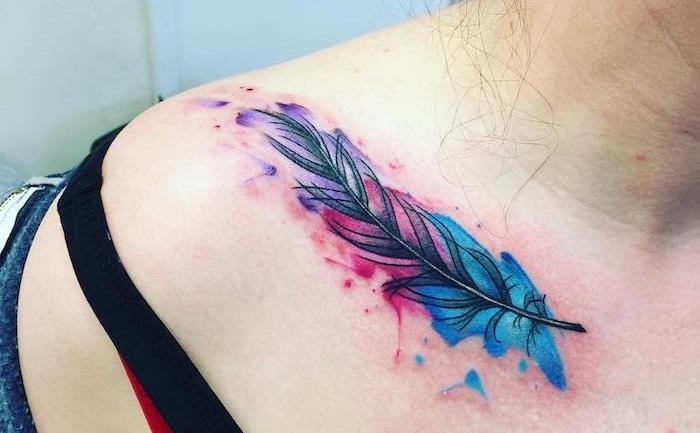 Moters tatuiruotė ant pečių, spalvotas piešinys ant odos, spalvota plunksnų tatuiruotė