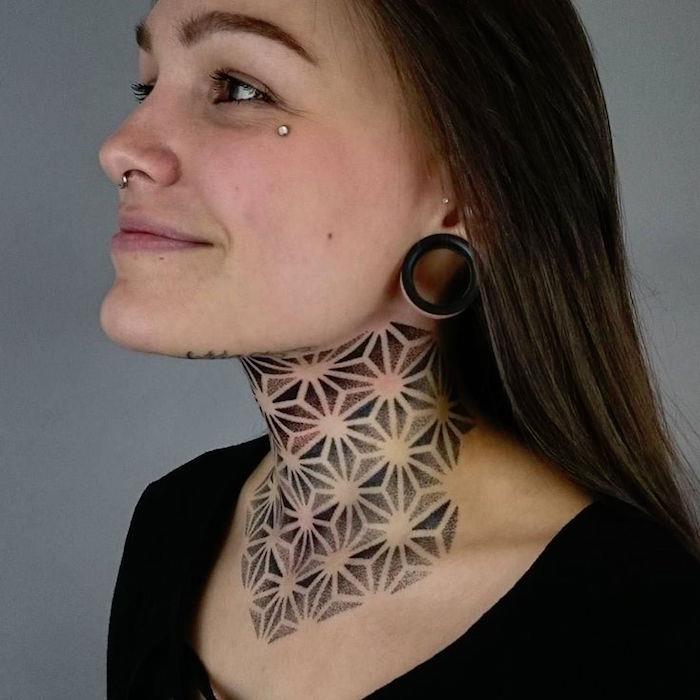 tatuiruotė ant kaklo moteris tatuiruotė mandala taškuota pakaušio krūtinė dotwork