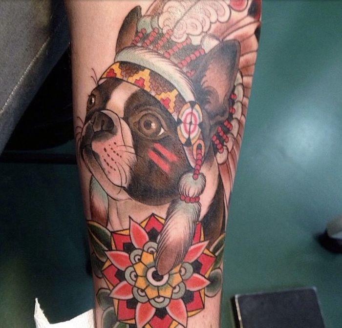 tetovaža moške roke, barvno oblikovanje na roki, domače oblikovanje tetovaže psa