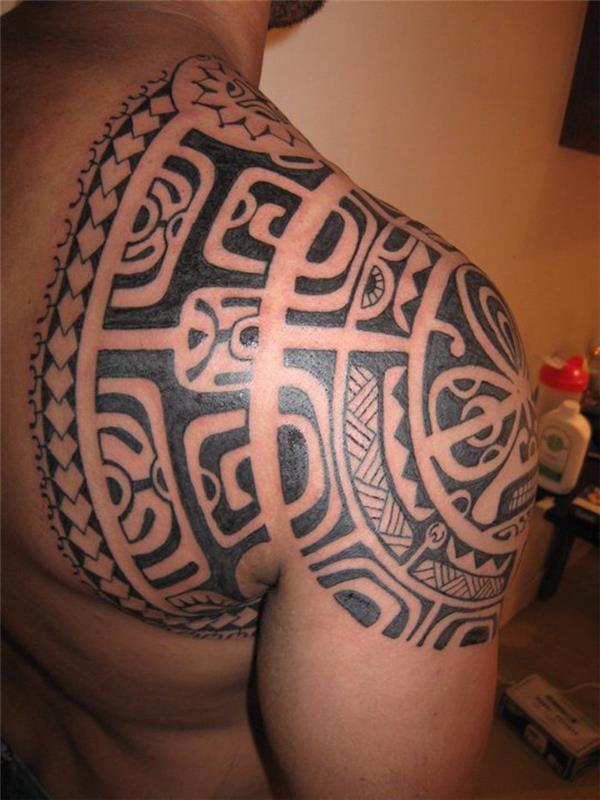 Maorių mandala polinezietiška tatuiruotė ant nugaros