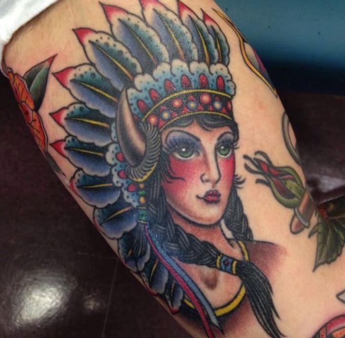domorodni ameriški vzorec, predloga za tetovaže za moške, barvna risba na koži z žensko glavo z indijsko krono
