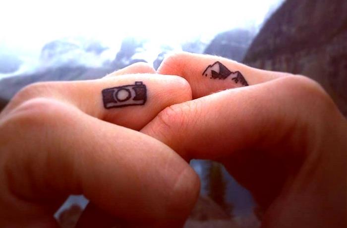 piršto tatuiruotės idėja kelionių tema su fotoaparatu ir kalnų dizainu, nuotaikinga moters tatuiruotė