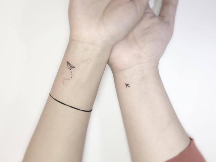 lep primer tetovaže za par, minimalistična predloga za tatoo z majhnim origami oblikovanjem letala na zapestju