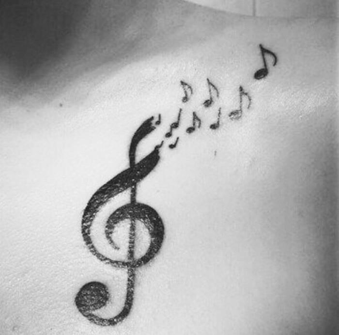 muzikinio personalo tatuiruotė peties vyriškos ragelio užrašai natų muzikos mylėtojo tatuiruotė