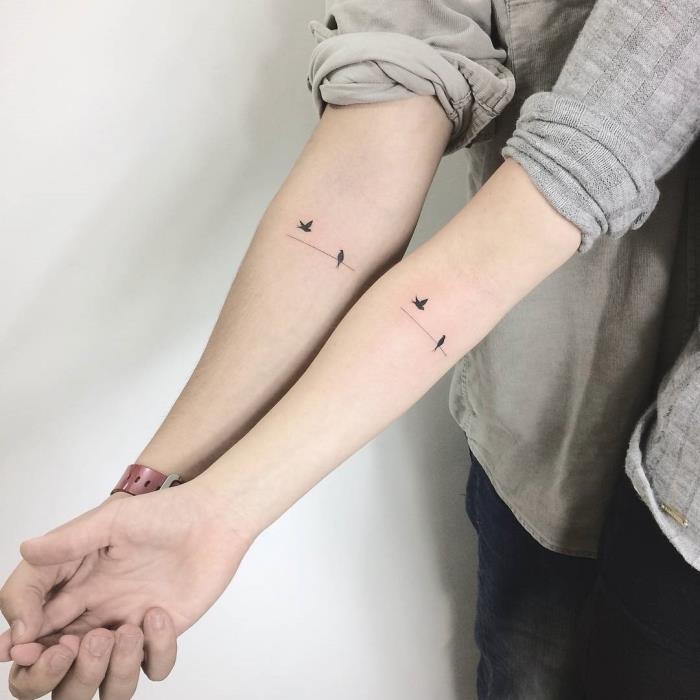 predloga za risanje črnila za dva, ideja tetovaže za par v minimalističnem duhu z majhnimi letečimi pticami