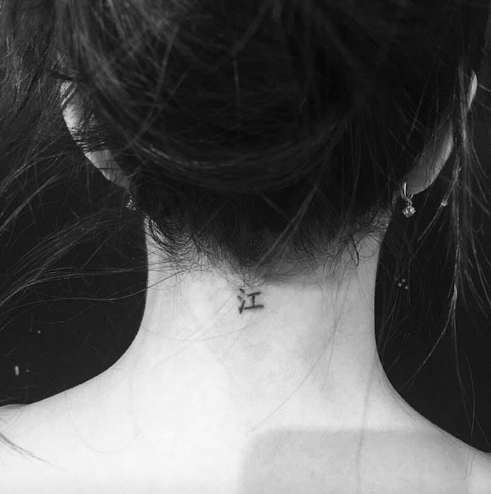 mini boyun dövme kadın fikri sağduyulu dövme sembol yazı