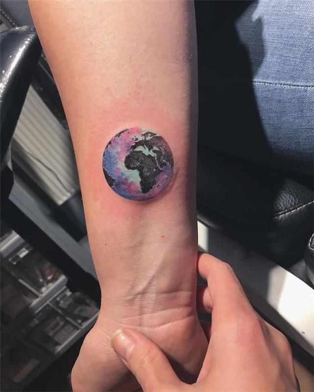 žemės tatuiruotės modelis ant riešo spalvų
