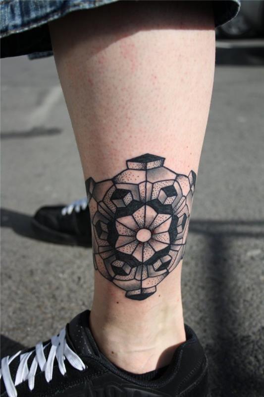 pikčasta tetovaža, sestavljena iz geometrijskih oblik v popolni simetriji