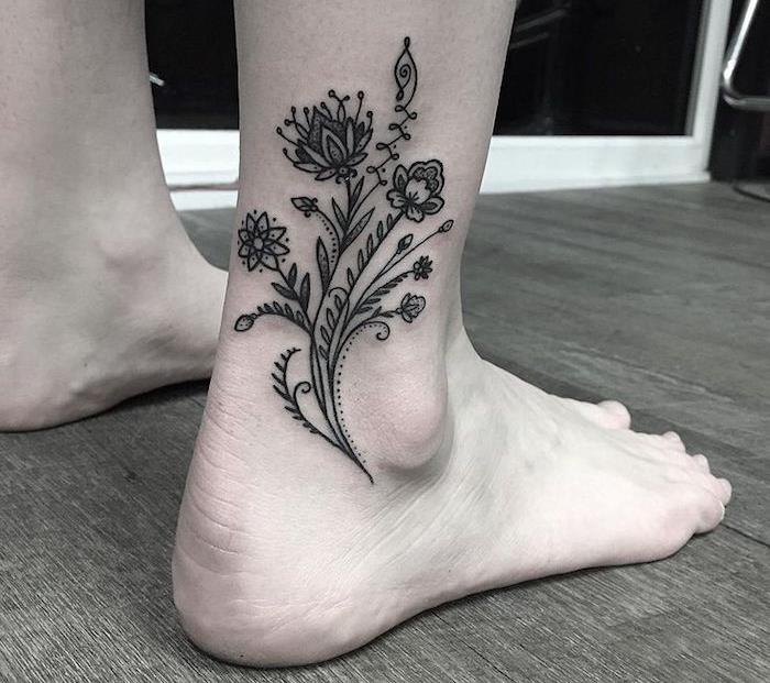 šopek rož tetovaža cvet na stopalu ali tetovaža na gležnju