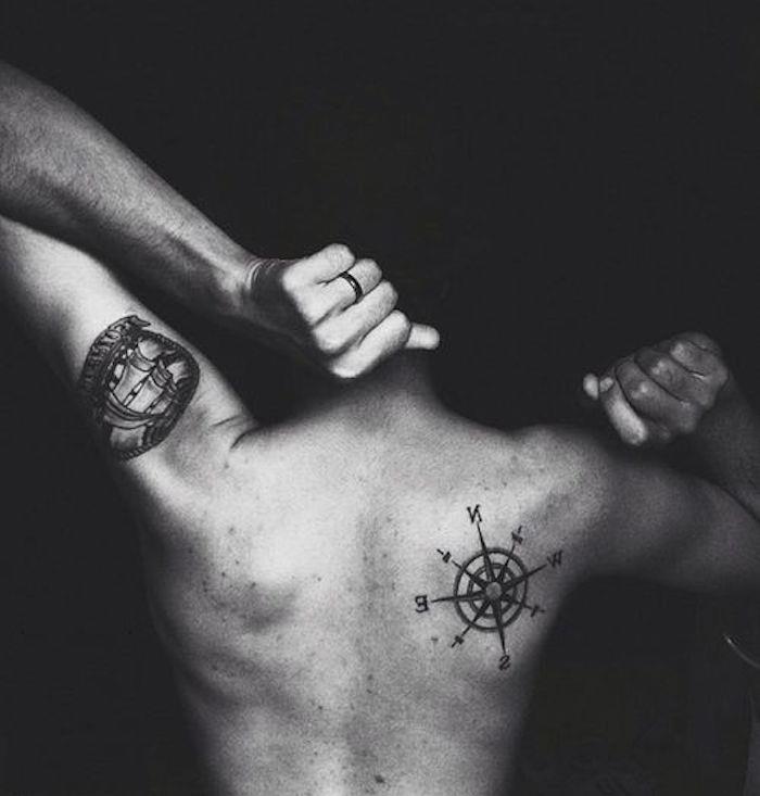 Pečių ašmenų tatuiruotė vyro pečių kompasas atgal