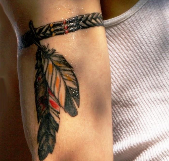 tetovaža moške roke, zapestnica s perjem z vzorcem body art, indijska tetovaža za roko