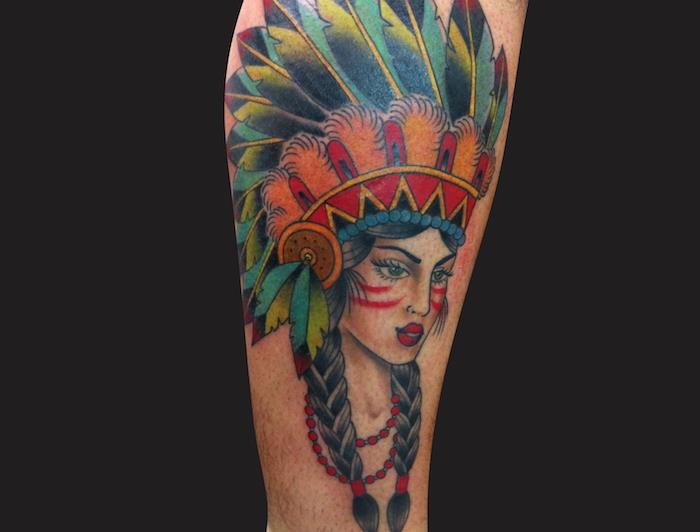 barvna risba na koži z indijskimi vzorci, tetovaža roke z risbo ženskega obraza z indijskim ličilom