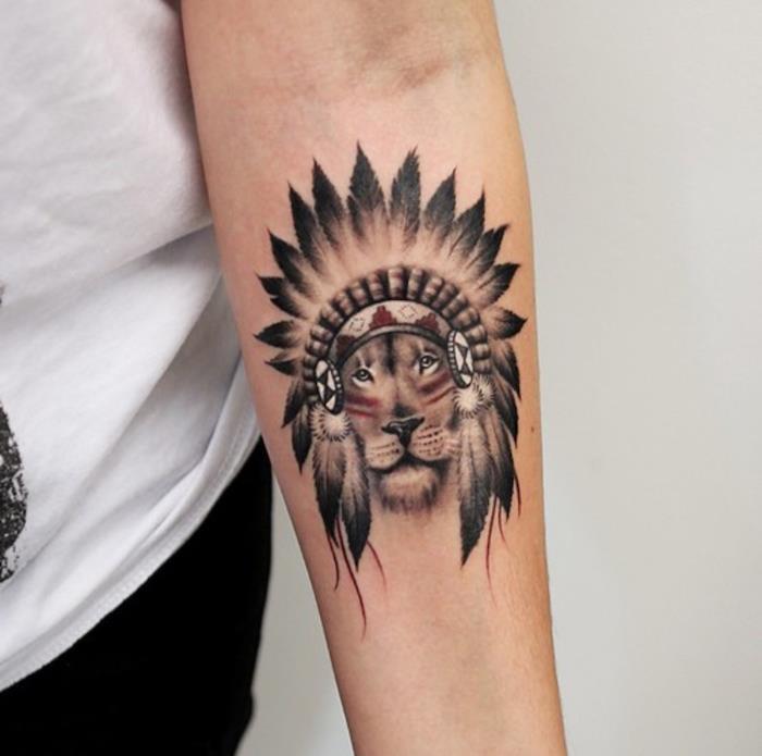 moška tetovaža z roko, majhna tetovaža z indijskim dizajnom, risba s črnilom levja glava z ličili v indijskih rdečih črtah