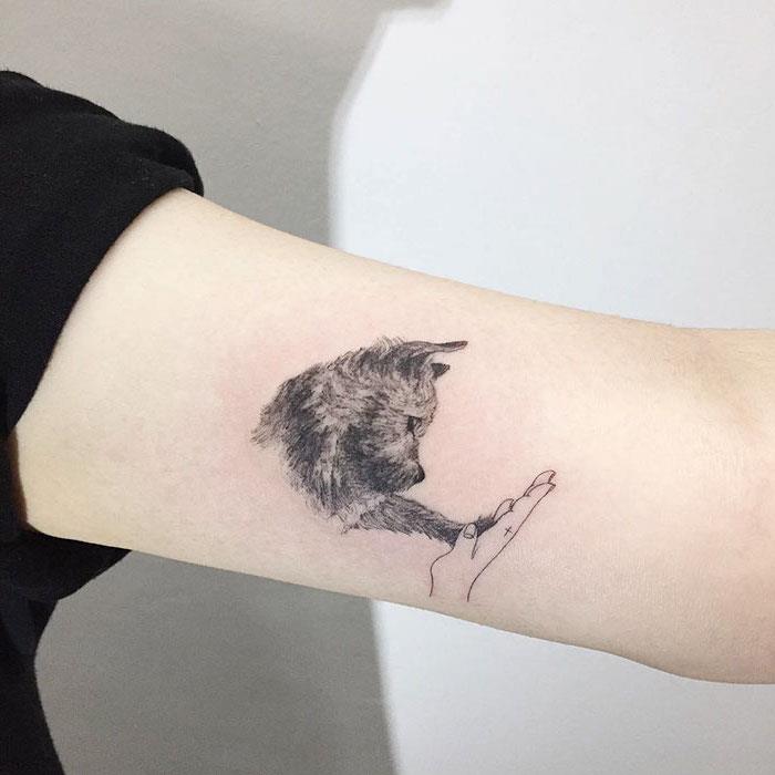 prijateljstvo med človekom in živalmi, majhna tetovaža s srčkanim dizajnom na roki, ideja za risanje s črnilom