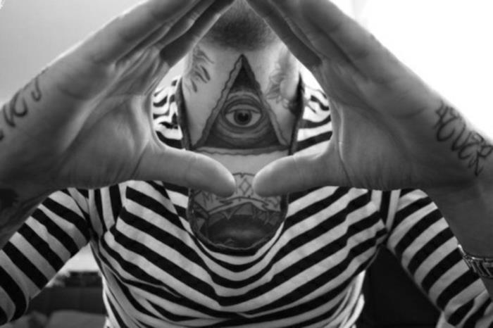 tatuiruotė ant kaklo vyriškos piramidės tatuiruotė akių apšvietimas ant gerklės