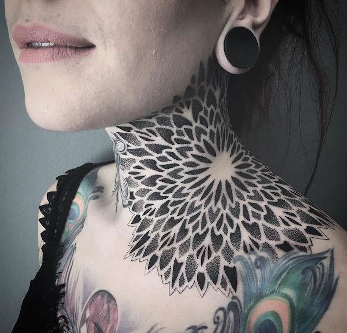 tatuiruočių kaklo moteris mandala rožių tatuiruotė ant kaklo ir peties