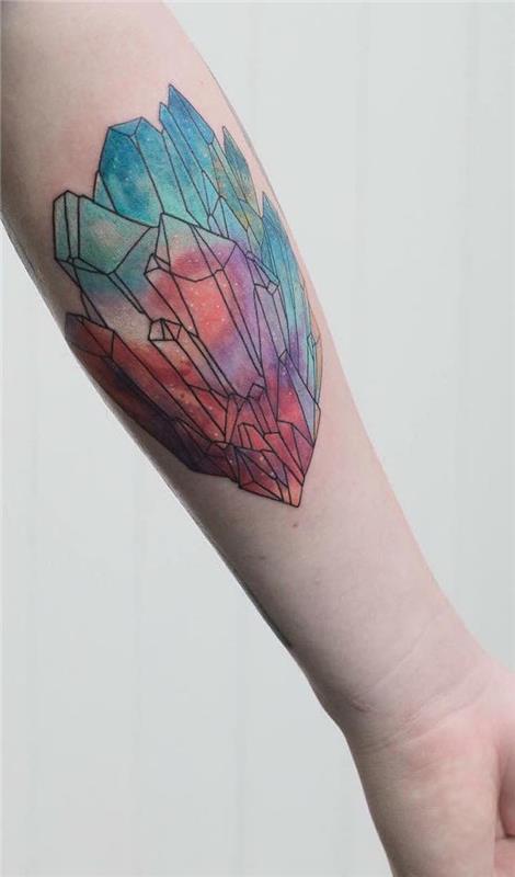 „Tatuaggio geometrico colorato sul braccio di un uomo“ įvairia forma