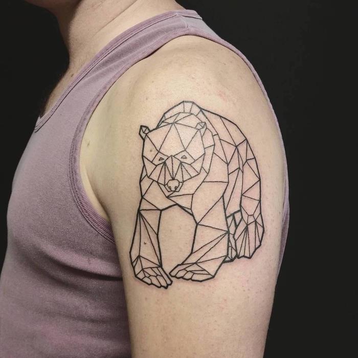 Idėja per dei tatuaggi geometrines sulla spalla di un uomo con raffigurato un orso