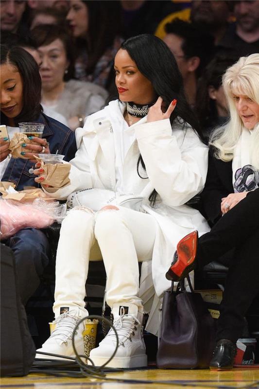 Rihanna prevzame videz 90 -ih, starinska ženska oblačila iz desetletja