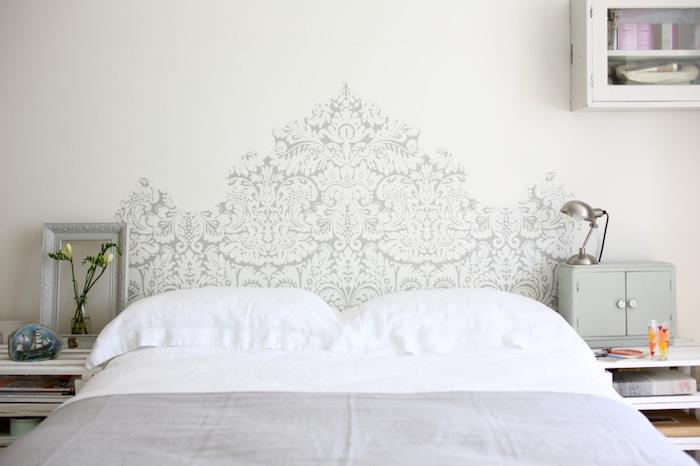 vzglavje s šablono iz sivih čipk, posteljnina iz sive in bele barve, originalna reciklirana nočna omarica