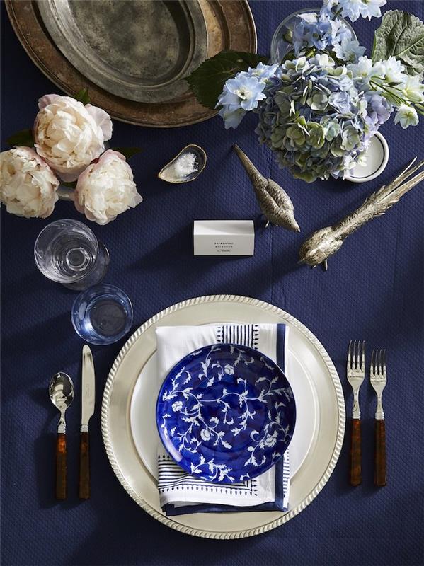 novoletna tematska ideja v modro -beli barvi s cvetjem in keramičnimi ploščami s cvetličnimi vzorci