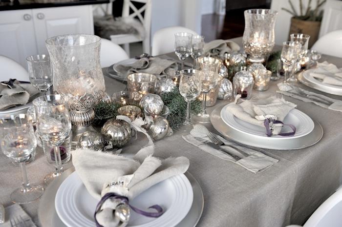 Festival masasını gümüş oyuncaklar, kristal vazolar ve bardaklarla süslemek için Yeni Yıl teması fikri