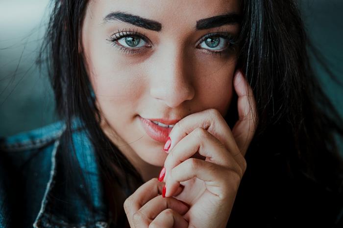 Slika poltrajnega mat laka model nail art trend rdeča