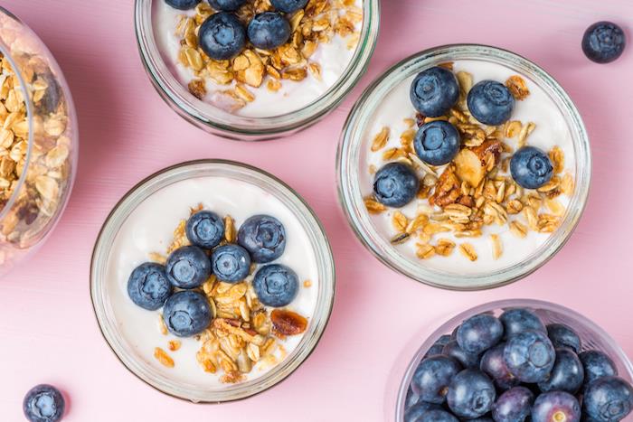 granola ve yaban mersini ile süslenmiş Yunan yoğurdu ile sağlıklı bir ev yapımı atıştırmalık hazırlayın