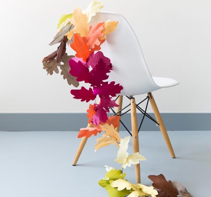 venec pisanih listov krep papirja, ročna dejavnost jeseni, skandinavski stol