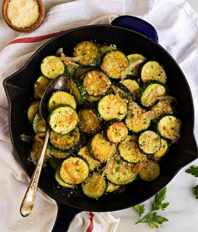 hiter in enostaven recept za prepražene bučke s parmezanom in čebulo, enostaven večerni recept z ocvrtimi bučkami