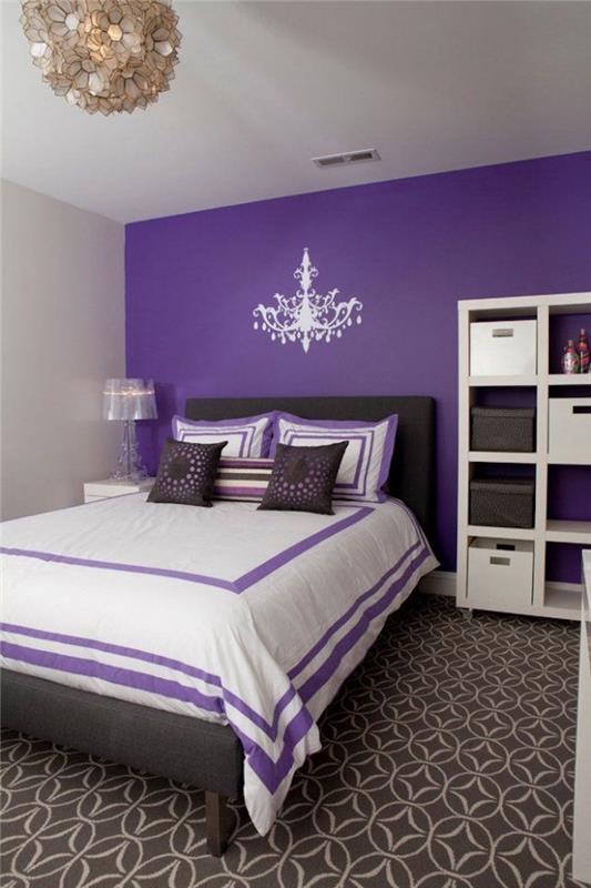 yatak odası için renk fikirleri, yatak odasını mora boyayın, yatak odası için beyaz ve leylak rengi birleştirin